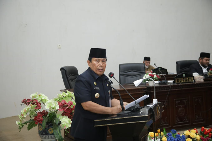 Bupati Rohul H Sukiman menyampaikan sambutan pemerintah daerah atas telah disetujuinya Ranperda tentang RAPBD Rohul Tahun 2023 oleh DPRD dalam pelaksanaan rapat paripurna di Gedung DPRD Rohul, Senin (21/11/2022) petang